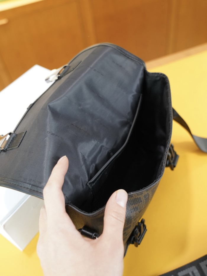 日本未入荷 フェンディ スーパーコピー 2026SSメンズ ショルダーバッグ