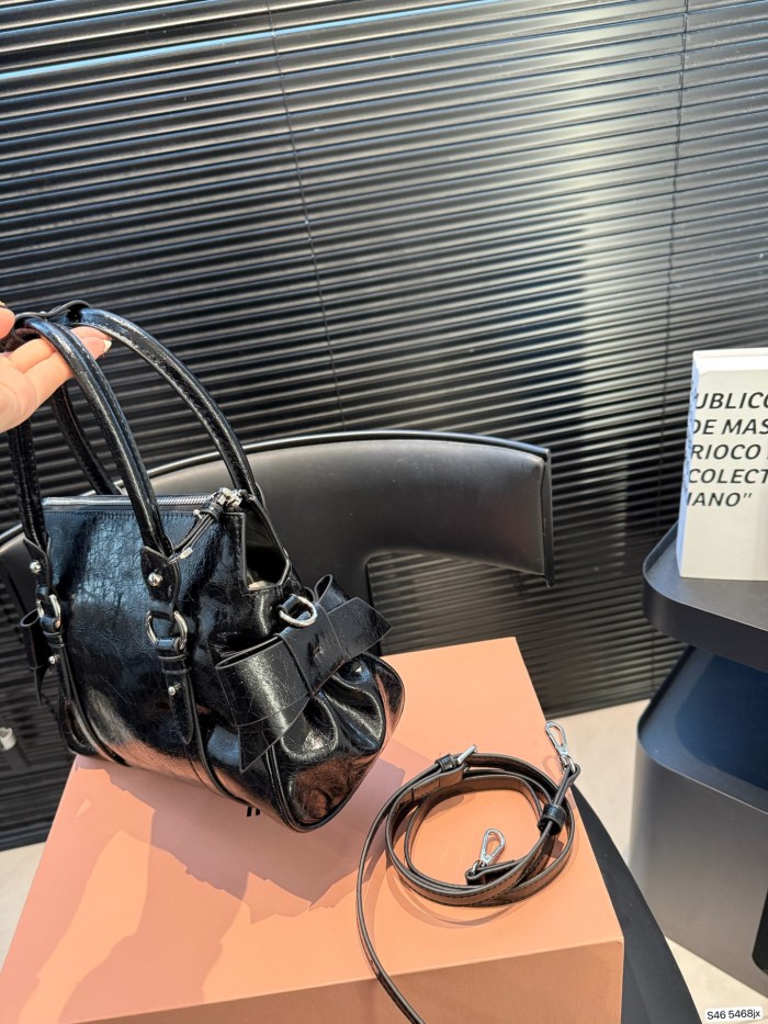 日本未入荷 MCMエムシーエム 激安偽物 2026SS レディースショルダーバック