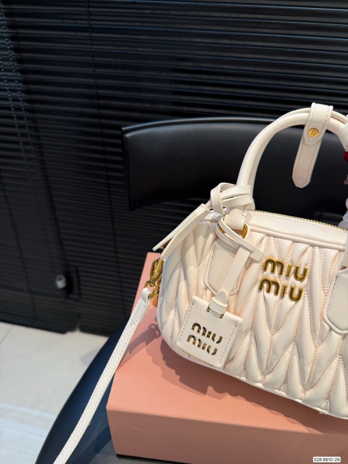一目惚れ♪ MCMエムシーエム コピーおすすめ 2026SS レディース ハンドバック