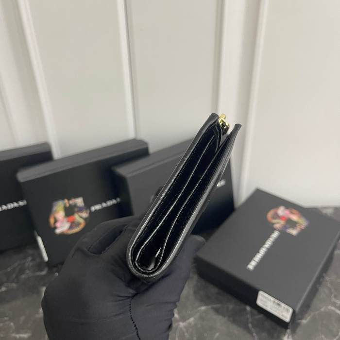 日本未入荷 プラダ スーパーコピー 2026SS 短財布