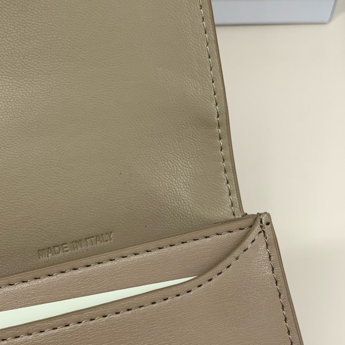 日本未入荷 セリーヌ コピーおすすめ 2026SS 短財布