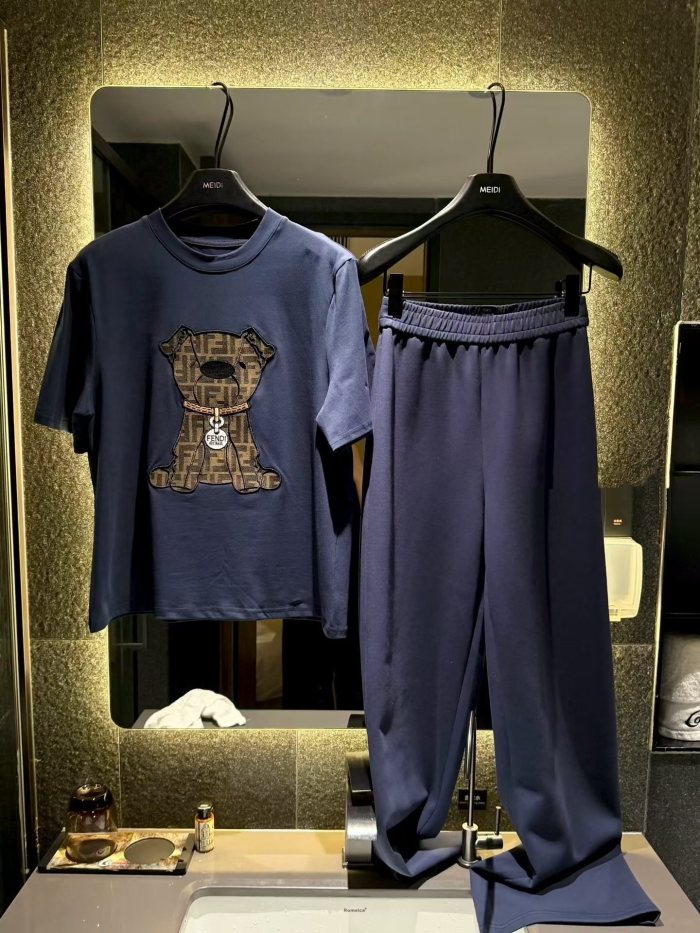 【話題商品！】 フェンディ 偽物通販 の2026SS重工業シートベアー刺繍T➕ワイドパンツスーツ