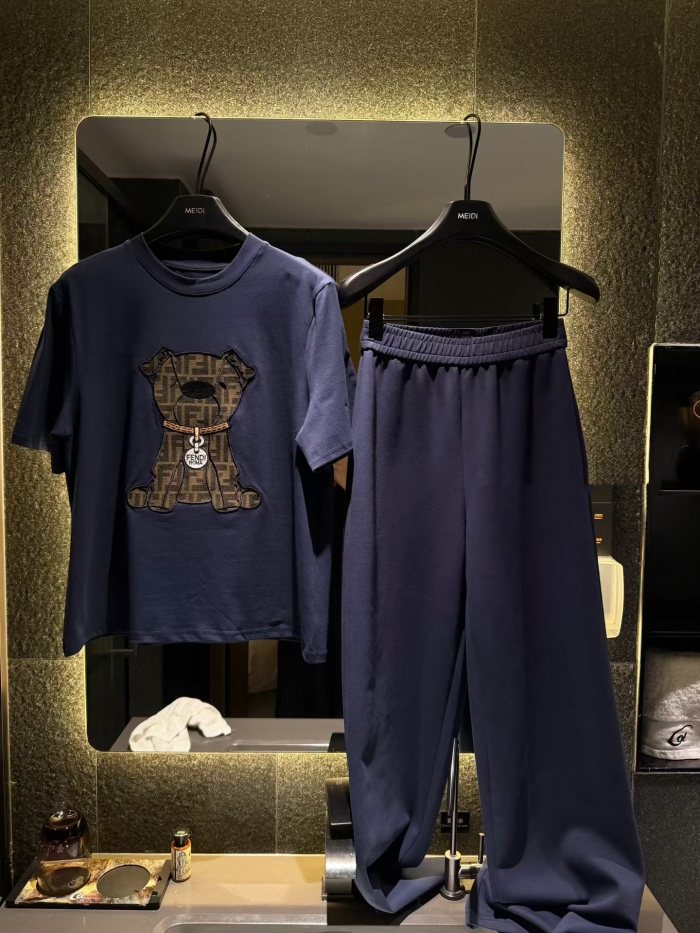 【話題商品！】 フェンディ 偽物通販 の2026SS重工業シートベアー刺繍T➕ワイドパンツスーツ
