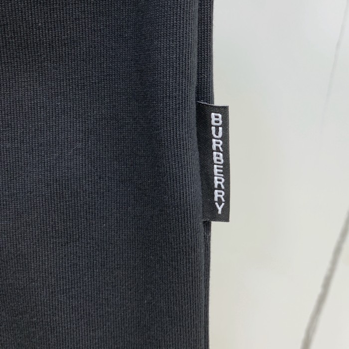 日本未入荷 バーバリー 激安偽物 の2026SS丸首長袖タイツ長袖Tシャツ