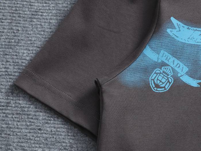 大人気 プラダ コピーおすすめ の2026SSクルーネック半袖Tシャツ