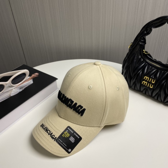 ★超人気 バレンシアガ コピーおすすめ 2026SS 刺繍文字入り新デザイン野球帽