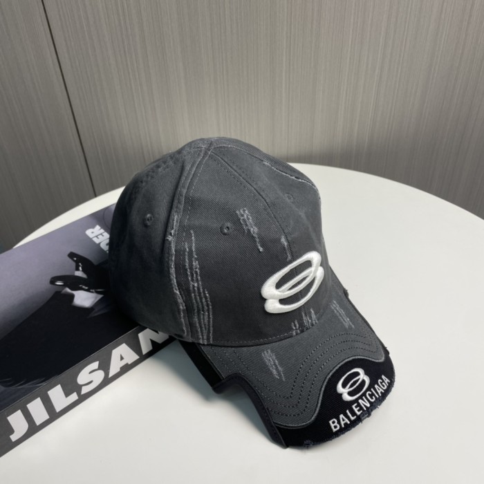 使い勝手良し バレンシアガ 偽物通販 2026SS 新型刺繍ロゴのベースボールキャップ