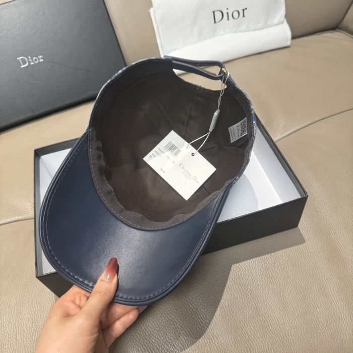 一目惚れ♪  ディオール スーパーコピー 2026SS のDior老花は皮を合わせて野球帽
