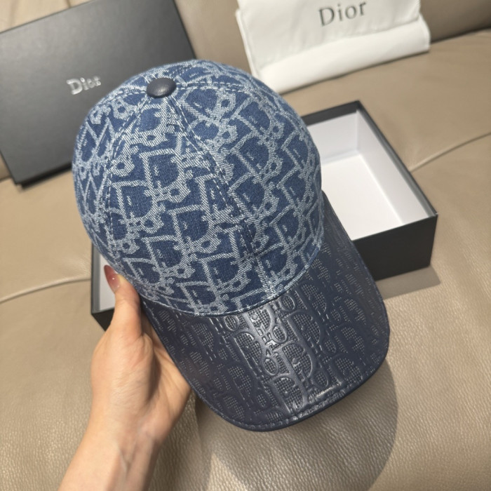 一目惚れ♪  ディオール スーパーコピー 2026SS のDior老花は皮を合わせて野球帽