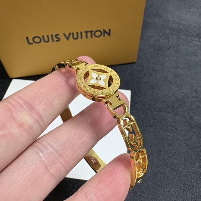 超話題! ルイヴィトン 激安通販 2026SS LVアルファベット透かしブレスレット