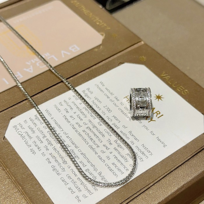 稀少 ブルガリ コピーおすすめ 2026SS の赤い紐のネックレス