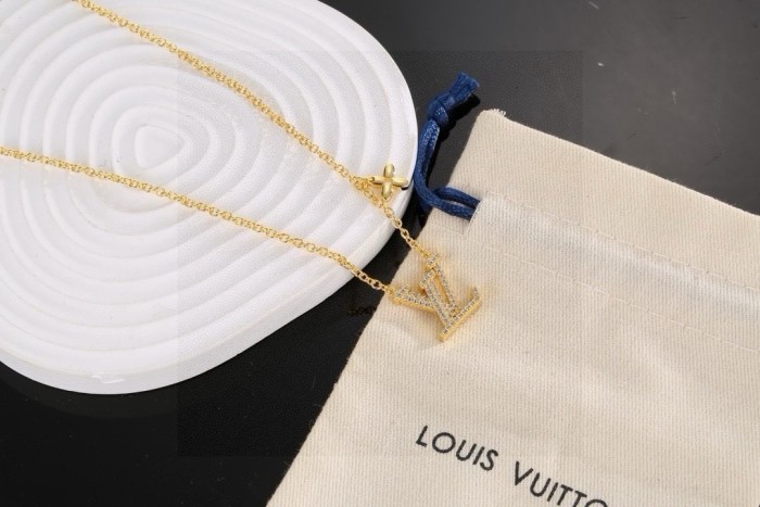 超話題! ルイヴィトン n級品 2026SS LV アルファベットのネックレス