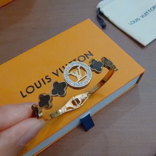 日本未入荷 ルイヴィトン 偽物通販 2026SS のLV ブレスレット