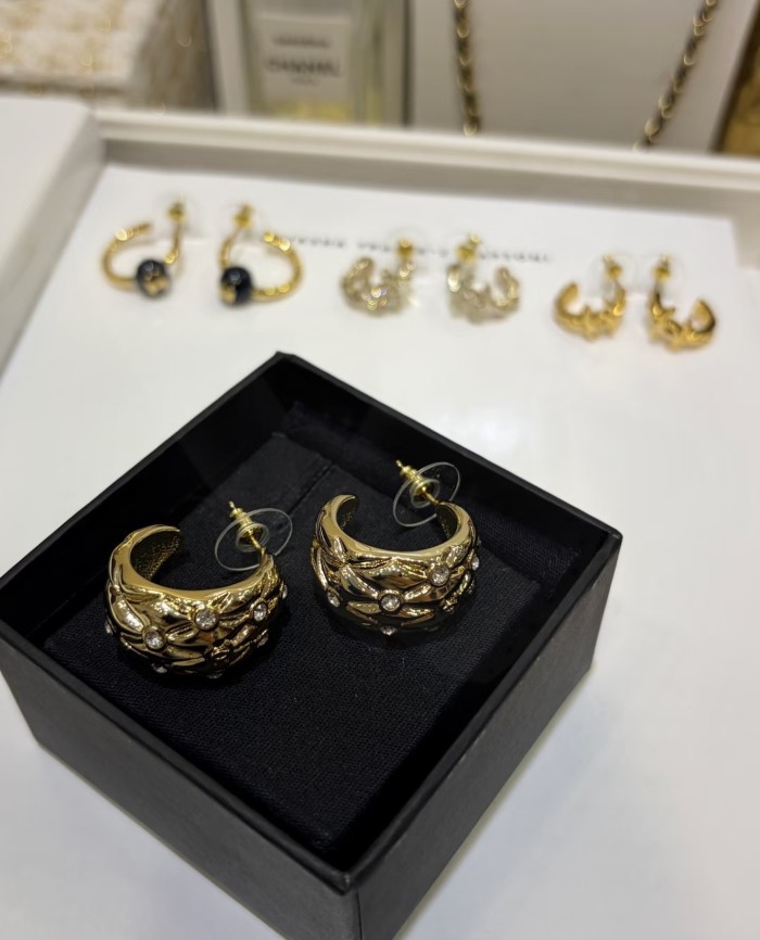 累積売上総額第１位！ シャネル n級品 2026SS の金色の菱格子ピアス