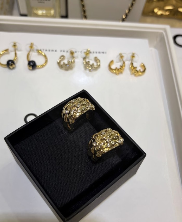 累積売上総額第１位！ シャネル n級品 2026SS の金色の菱格子ピアス