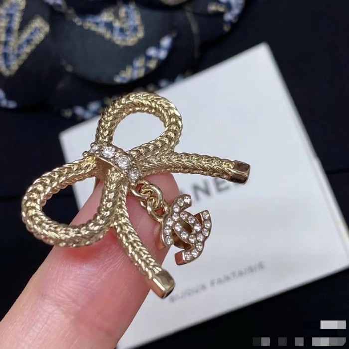 日本未入荷 シャネル 激安偽物 2026SS の淡いゴールドのイヤリング