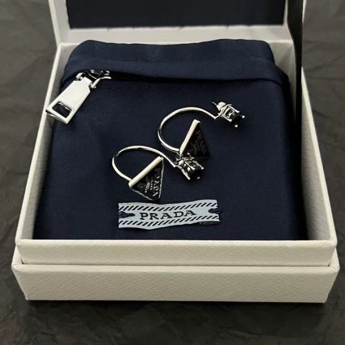 新作 Prada プラダ n級品 2026SS 三角ペンダントピアス