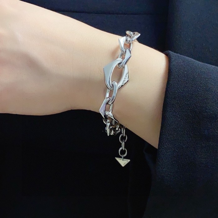 【話題商品！】Prada プラダ コピー 2026SSスタイリッシュな太ブレスレット