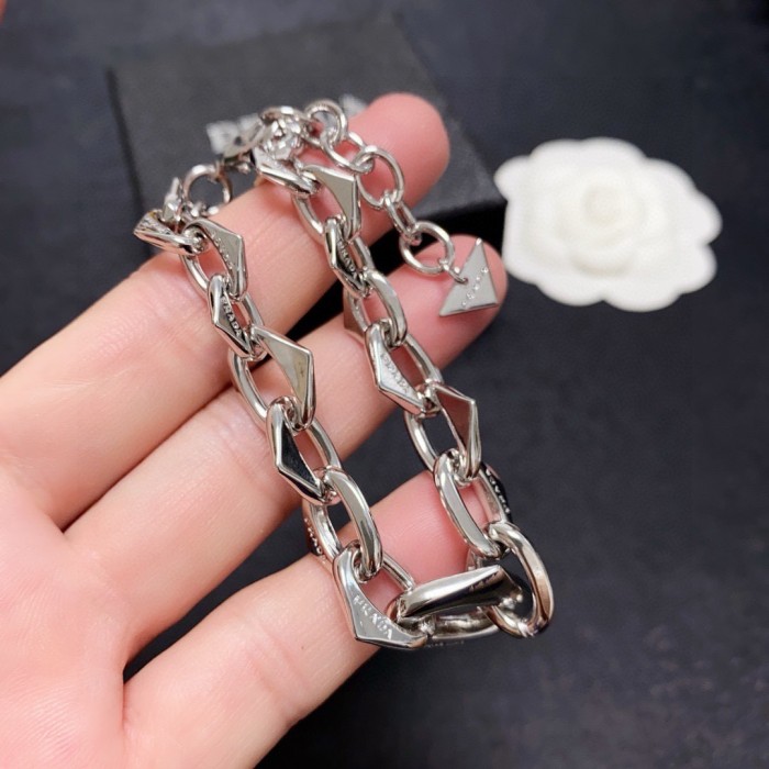 【話題商品！】Prada プラダ コピー 2026SSスタイリッシュな太ブレスレット