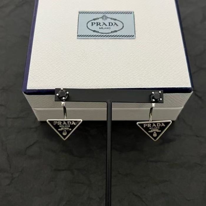 新作 Prada プラダ n級品 2026SS 三角ペンダントピアス