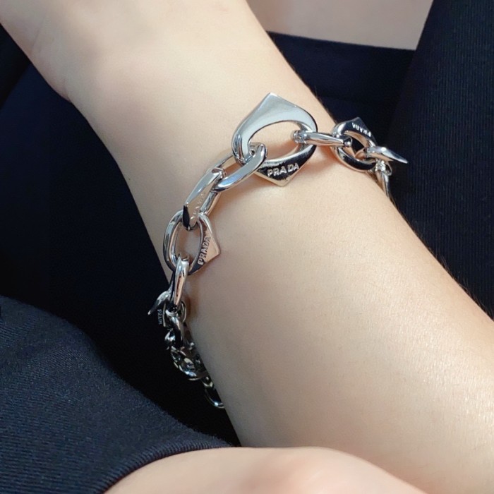 【話題商品！】Prada プラダ コピー 2026SSスタイリッシュな太ブレスレット