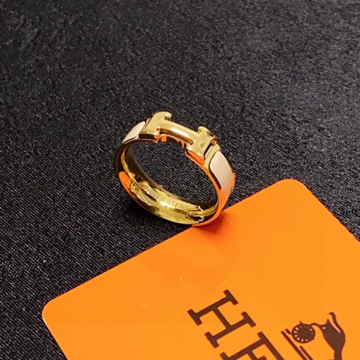 入手困難 エルメス コピーおすすめ 2026SSのミルクティー色のリング