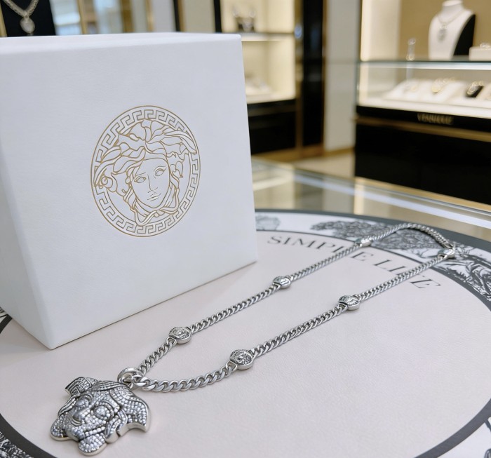 日本未入荷 Versace ヴェルサーチ 激安偽物 2026SS ネックレス