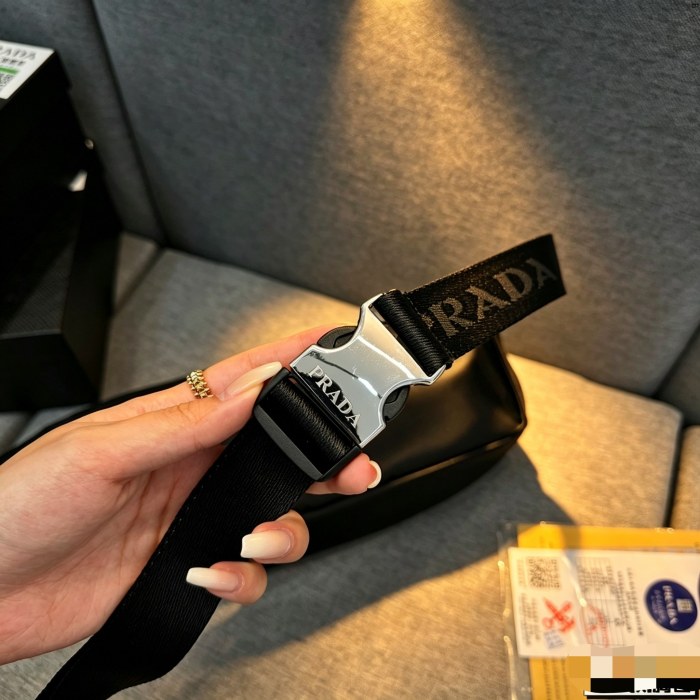 超奇跡の入荷☆ プラダ コピー 2026SSメンズ ウエストポーチ