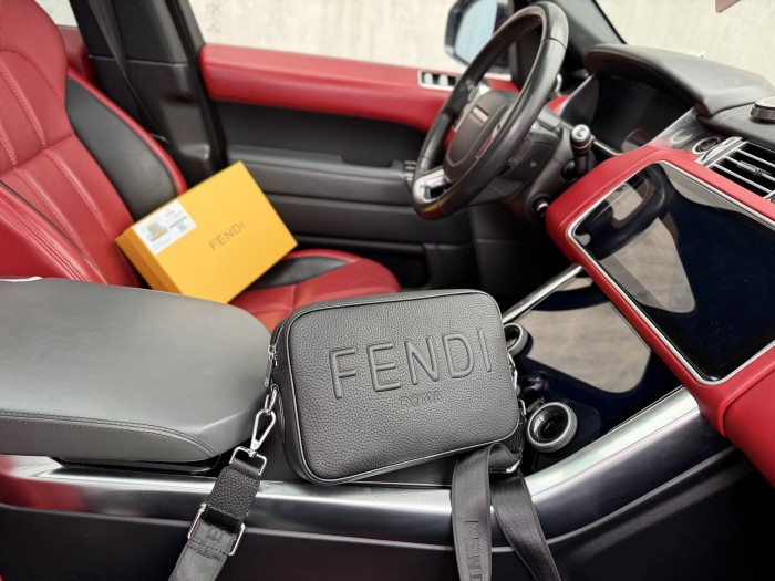 日本未入荷 フェンディ コピー 2026SS メンズ ショルダーバック