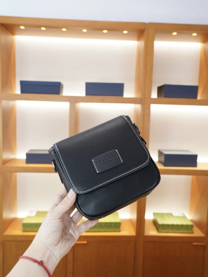 日本未入荷 コーチ 激安偽物 2026SS メンズ ショルダーバッグ