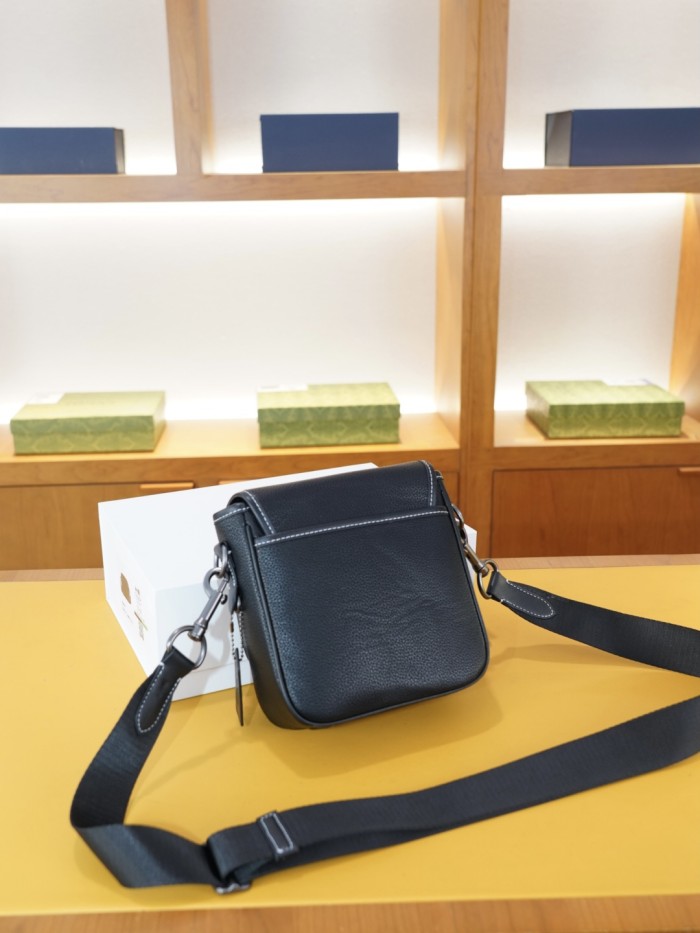 日本未入荷 コーチ 激安偽物 2026SS メンズ ショルダーバッグ
