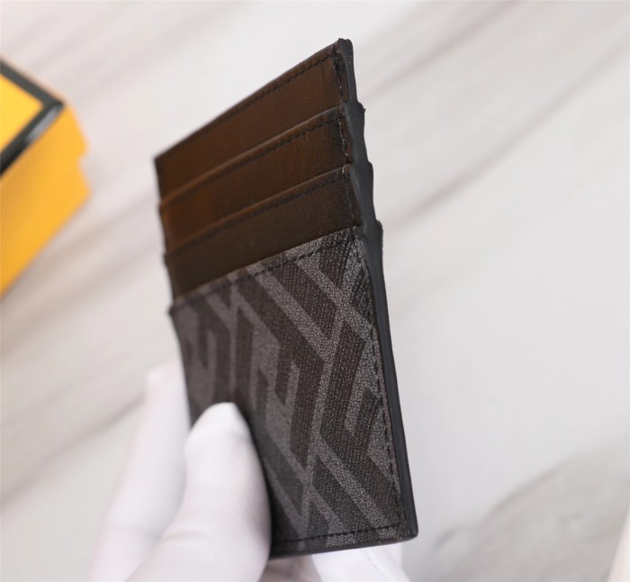 超話題! フェンディ n級品 2026SS レディース 短財布