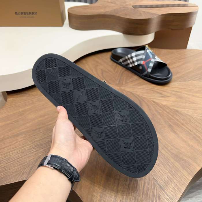 日本未入荷 バーバリー 偽物通販 2026SS メンズ サンダル