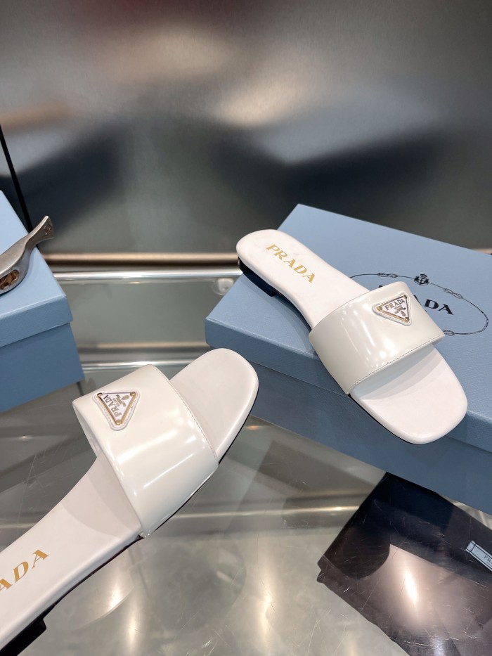 大人気 プラダ n級品 2026SS レディース 三角スリッパ