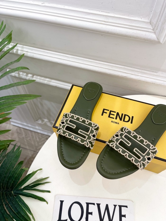 【限定】フェンディ スーパーコピー 2026SS レディース 刺繍透かし彫りフラットサンダル