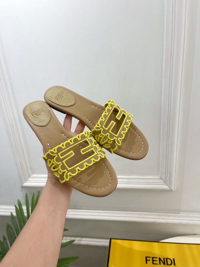 稀少 フェンディ コピー 2026SS レディース 刺繍透かし彫りフラットサンダル