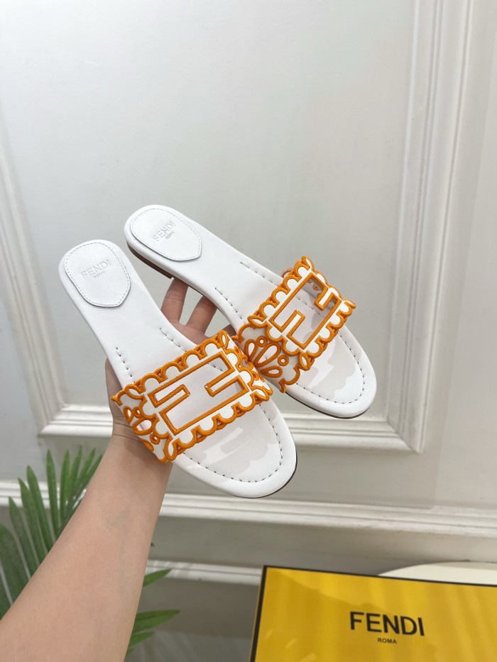 【話題商品！】 フェンディ 激安偽物 2026SS レディース 刺繍透かし彫りフラットサンダル