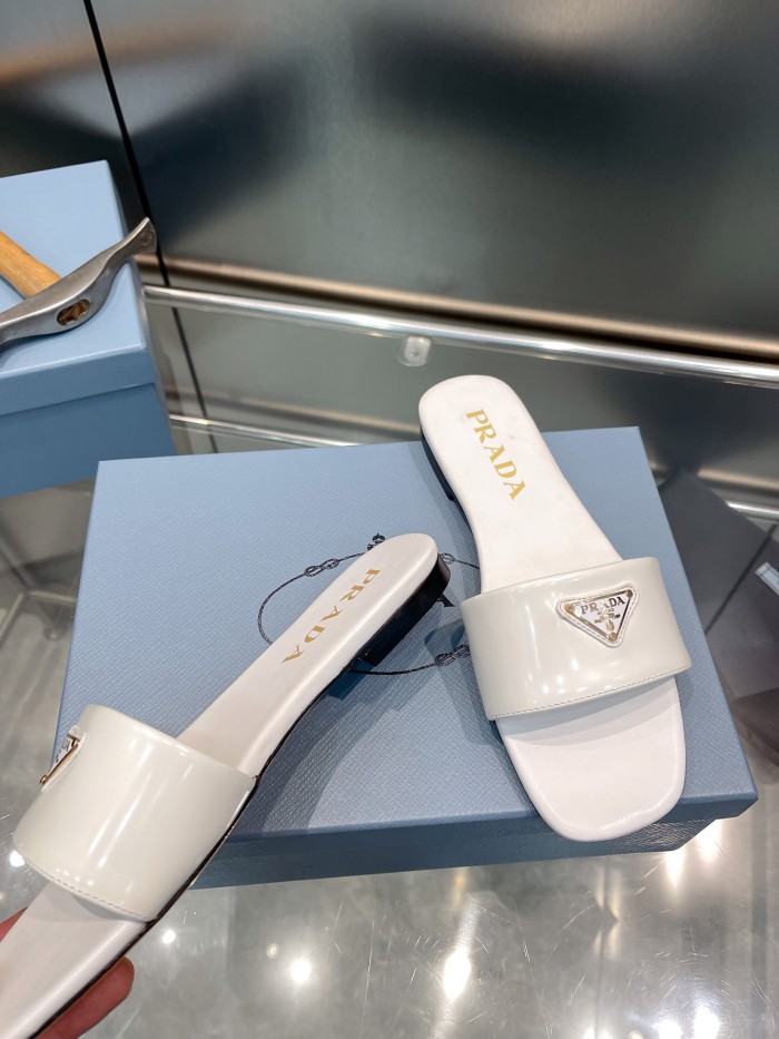 大人気 プラダ n級品 2026SS レディース 三角スリッパ