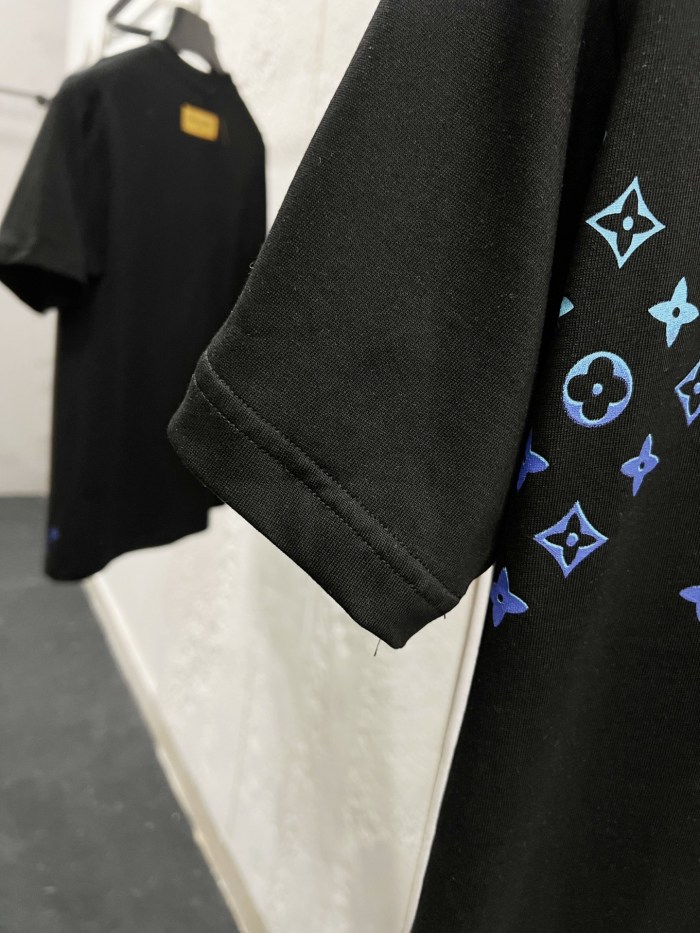 ★超人気 ルイヴィトン 激安通販 2026SS グラデーション刺繍逆書き半袖Tシャツ