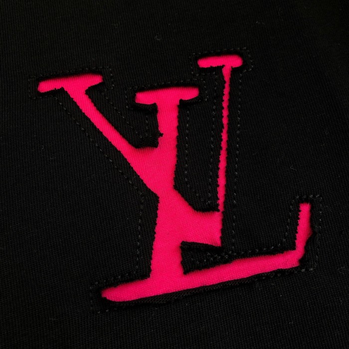 累積売上総額第１位！ ルイヴィトン コピー 2026SS 刺繍ロゴ刺繍半袖Tシャツ