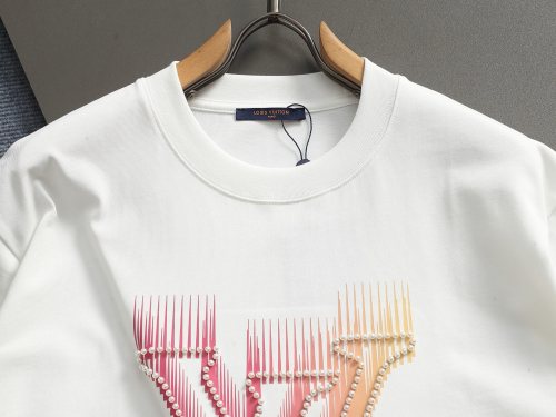 累積売上総額第１位！ ルイヴィトン コピーおすすめ 2026SS ロゴプリントビーズ刺繍の半袖Tシャツ