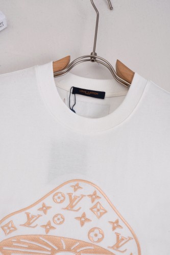 新作 ルイヴィトン コピーおすすめ 2026SS 胸元にキノコ刺繍ロゴラウンドネック半袖Tシャツ