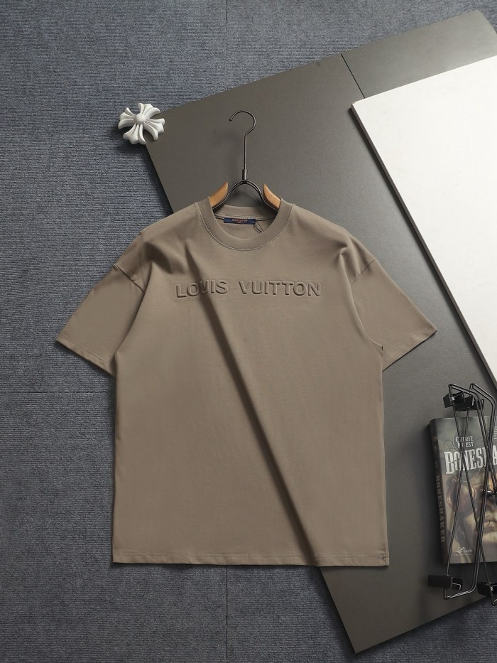 入手困難 ルイヴィトン 激安通販 2026SS立体浮雕プレスロゴの凹凸丸首Tシャツ