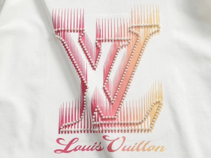 累積売上総額第１位！ ルイヴィトン コピーおすすめ 2026SS ロゴプリントビーズ刺繍の半袖Tシャツ