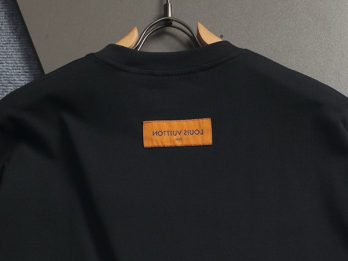 超話題! ルイヴィトン コピー 2026SS立体浮雕プレスロゴの凹凸丸首Tシャツ