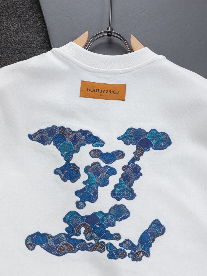 入手困難 ルイヴィトン 激安偽物 2026SS 刺繍ラウンドネック半袖Tシャツ