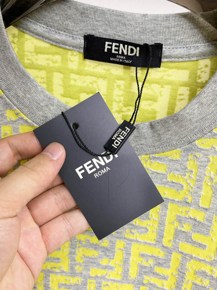 入手困難 フェンディ n級品 の2026SS 新品半袖Tシャツ