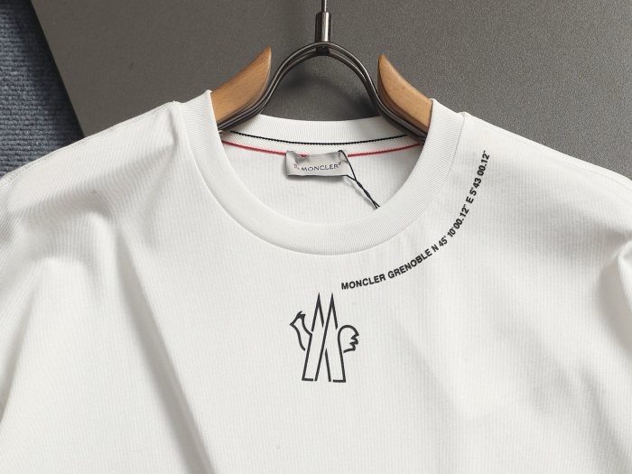 【話題商品！】モンクレール 激安偽物 の2026SS アルファベットロゴ半袖Tシャツ