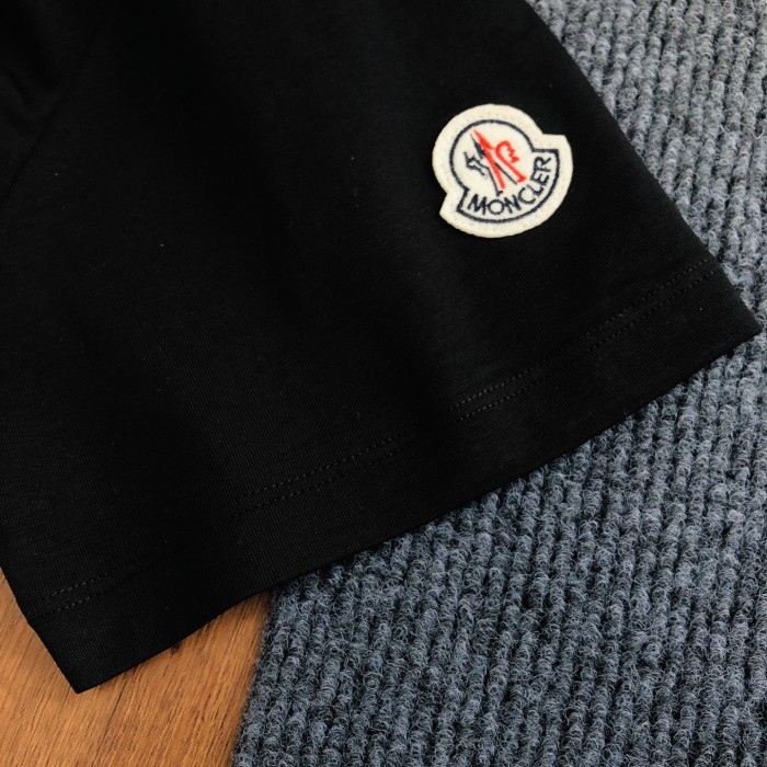 大人気 モンクレール 激安偽物 の2026SS 定番プリントロゴ半袖Tシャツ