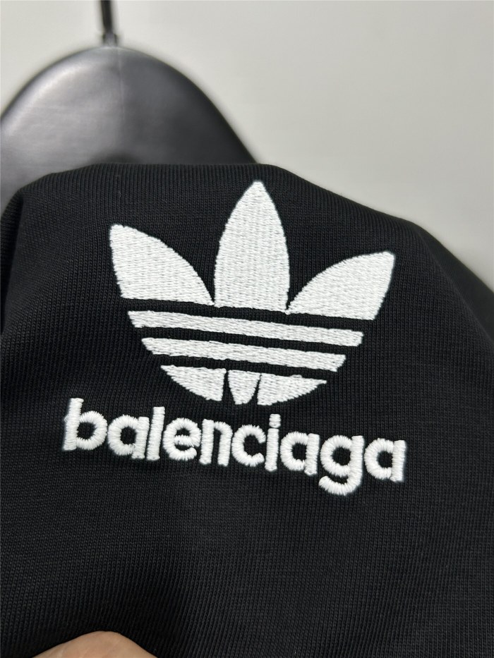 【限定】 バレンシアガ 激安偽物 の2026SS ×アディダス  刺繍ロゴ ロゴプリント ショートスリーブ Tシャツ